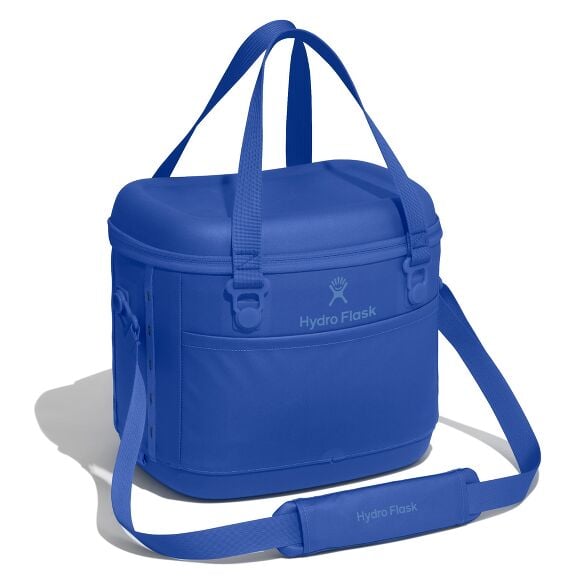 carryouttm-soft-cooler-15-l-t8 12pco382_carryout_cooler_15l_capri_blue_angled_1.jpg