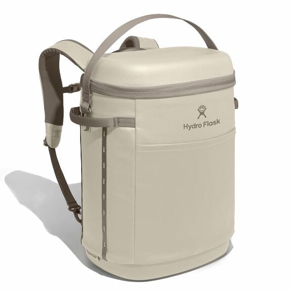carryouttm-backpack-22-l-b7 18pco114-carryout-backpack-22l-oat-angled_1.jpg