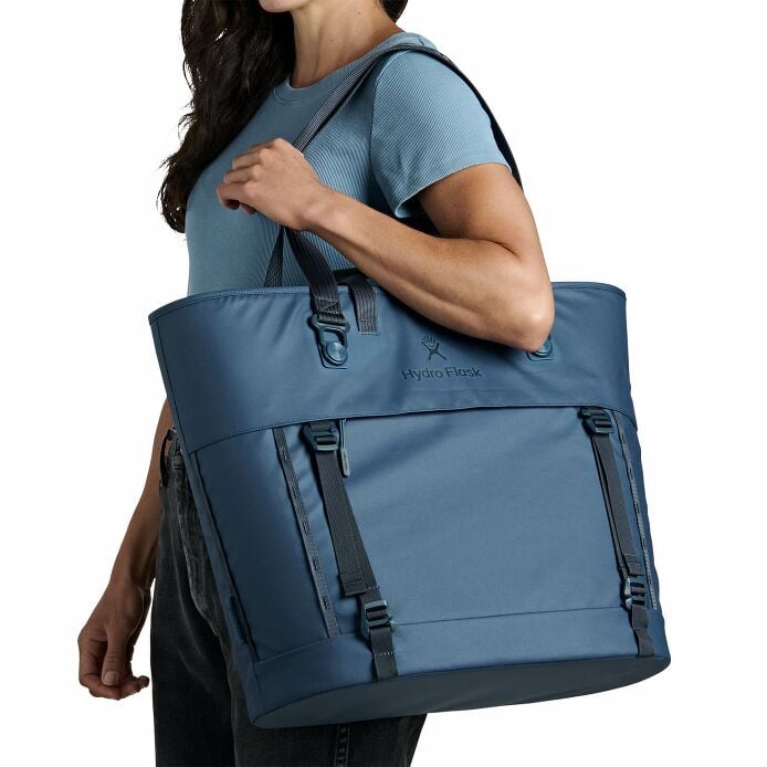 carryouttm-soft-cooler-tote-30-l-o9 250815_hydro_s26_hb_14614_2.jpg