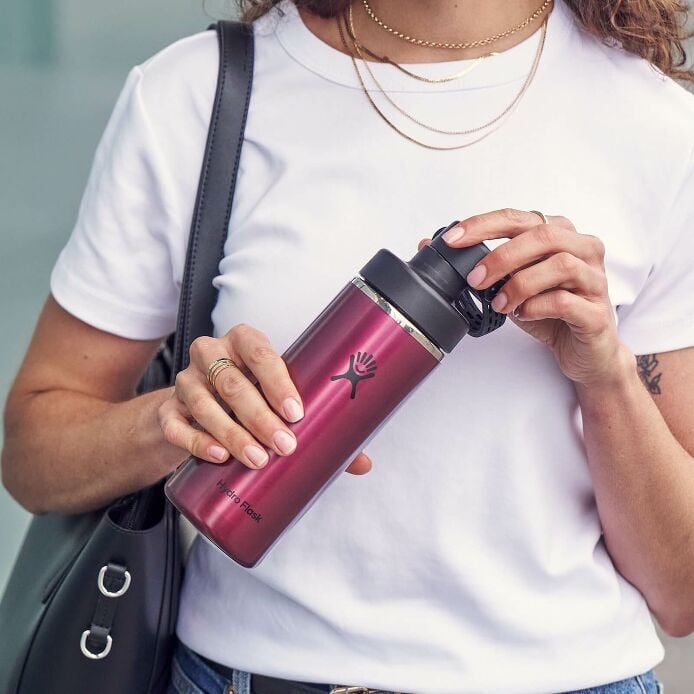 16-oz-lightweight-chug-cap-bottle-t4 hf_s26_lightweight_mcinnis_5149_1_1.jpg