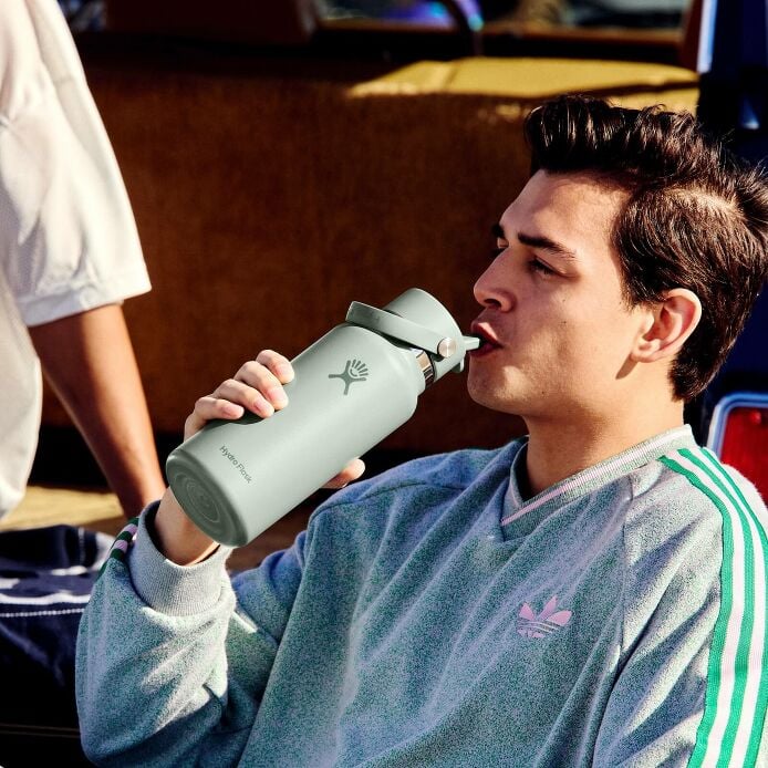 32-oz-wide-mouth-with-flex-straw-cap-k0 s25_tailgating_brouwer_exp-2028-06-01_04-6336_1__5.jpg